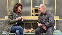 Bibi Fellner (Adele Neuhauser) spricht mit Inkasso Heinzi (Simon Schwarz).