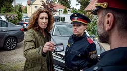 Bibi Fellner (Adele Neuhauser) sucht den Ausbilder der Polizeischule Thomas Nowak (Simon Hatzl) und die Polizeianwärterin Katja Humbold (Julia Richter) auf.