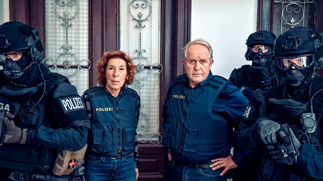 Bibi Fellner (Adele Neuhauser, 2. v. li.) und ihr Kollege Moritz Eisner (Harald Krassnitzer, 3. v. re.)