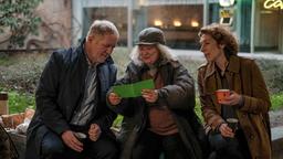 Bibi Fellner (Adele Neuhauser) und Moritz Eisner (Harald Krassnitzer) sprechen mit der Obdachlosen Sackerl-Grete (Inge Maux).