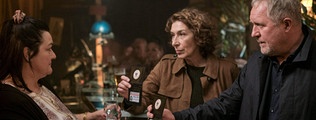 Bibi Fellner (Adele Neuhauser) und Moritz Eisner (Harald Krassnitzer) sprechen mit Hedi (Gerda Drabek)
