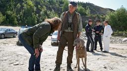 Bibi Fellner (Adele Neuhauser) „vernimmt“ den Jagdhund Rikko und dessen Herrchen (Helmut Häusler).