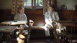 FRANKEN-TATORT: Die Kriminalhauptkommissare Paula Ringelhahn (Dagmar Manzel) und Felix Voss (Fabian Hinrichs) sitzen am Tatort.