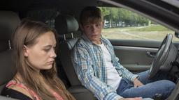 Tatort München: Mia Petrescu (Mercedes Müller) starrt in den Fußraum des Autos, während Benny (Max von der Groeben) sie sorgenvoll mustert.
