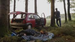 Tatort München: Mia Petrescu (Mercedes Müller) schläft im Wald, Benny (Max von der Groeben) lehnt nachdenklich an einem Baum.