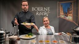 "Boerne kocht" – so soll die neue TV-Reihe heißen, in der Prof. Boerne (Jan Josef Liefers, l) Rechtsmedizin und Gourmetküche zusammenbringen will. Unterstützung erhält er auch hier von Silke Haller (ChrisTine Urspruch, r).