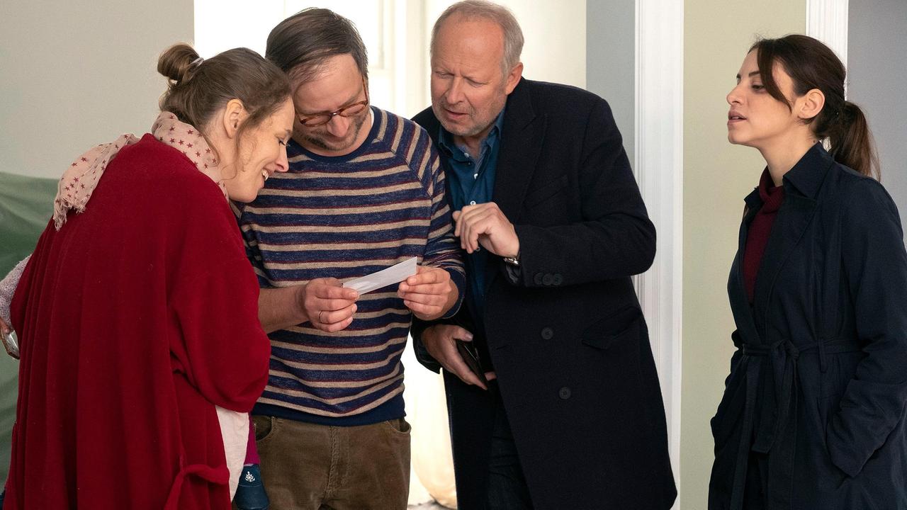 Borowski (Axel Milberg mit Rike Schäffer und Stephan Möller-Titel) gibt alles, um Mila Sahin (Almila Bagriacik) eine Wohnung zu verschaffen.