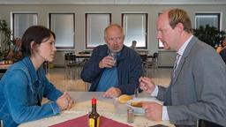 Borowski (Axel Milberg, Mitte) und Brandt (Sibel Kekilli, li.) mit dem Personalchef (Stephan A. Tölle, re.). 