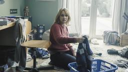 Judith Kovacic (Laura Tonke) stellt im Zimmer ihres toten Sohnes die Unordnung wieder her, die sie zuvor beseitigt hatte - als es an der Haustür klingelt.