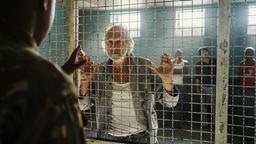 Als Martin Endler in die Zelle mit anderen Häftlingen geführt wird, blickt er den den Gefängniswärter hilfesuchend an.
