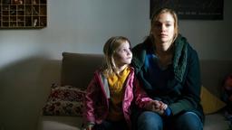 Mia Bannert (Julie Engelbrecht), Lukas' Freundin und alleinerziehende Mutter einer kleinen Tochter (Lilo Scharf), nimmt die verzweifelten Anrufe der Mutter von Lukas nicht entgegen.