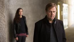 TATORT: Brigit Hahne (Valerie Koch) will ihrem ehemaligen Geliebten Carsten Werner (Steffen Münster) kondolieren.