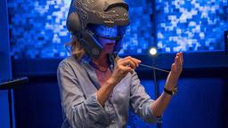 Charlotte (Maria Furtwängler) testet einen Helm mit beklemmenden Eigenschaften.