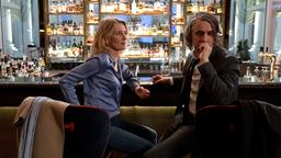 Charlotte (Maria Furtwängler) und Ruben (Jens Harzer) besprechen sich bei einem Drink.