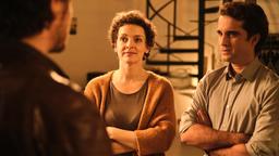 Cleo Jansen (Karoline Bär) ist Ehefrau und Anwältin von Oliver (Oliver Wnuk), und in beiden Rollen ist sie interessiert daran, was Sebastian Bootz (Felix Klare) von ihm will.