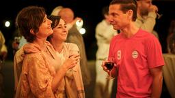 Cornelia Harms (Steffi Kühnert) und Beate Schmidbauer (Victoria Trauttmansdorff) haben Spaß bei der Feier auf dem Weingut. Ist die Begegnung mit dem Unbekannten (Marek Harloff) ein verhängnisvoller Moment?