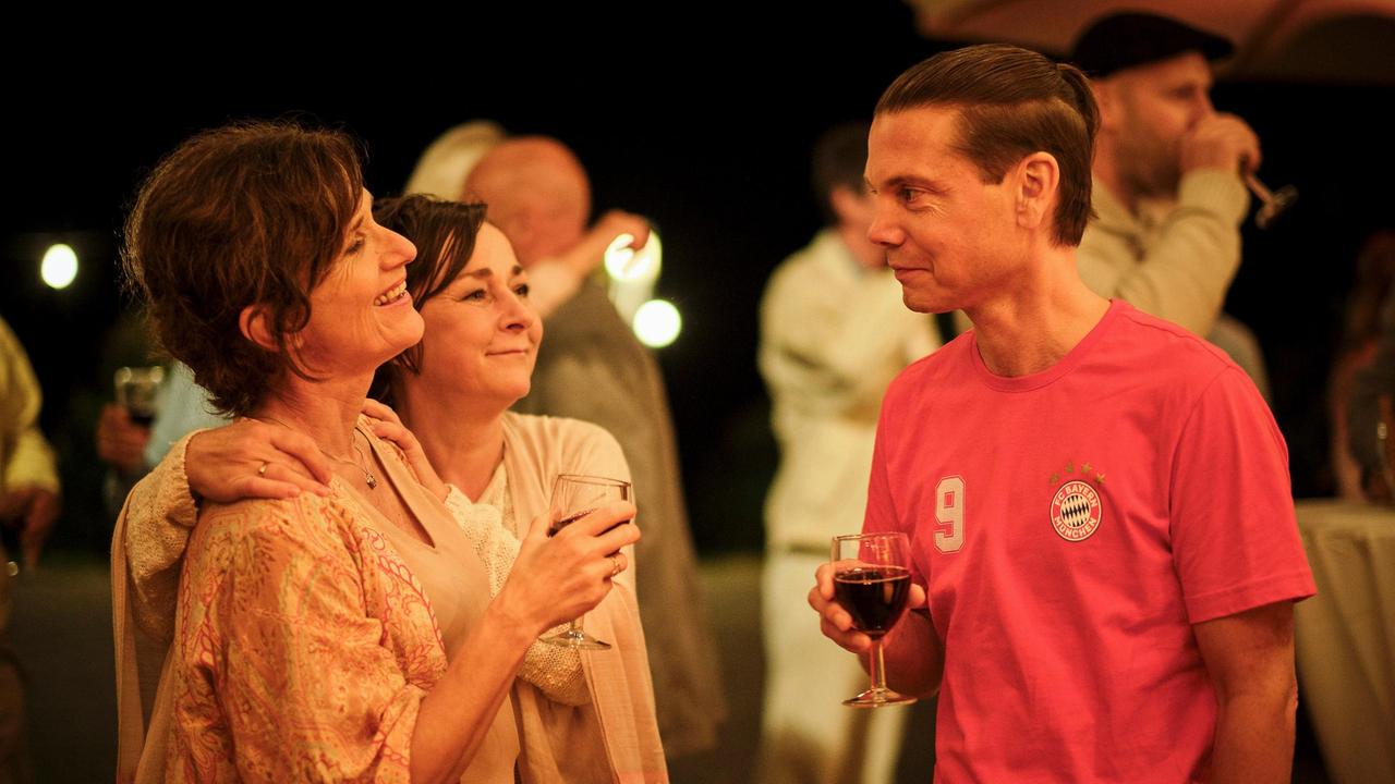 Cornelia Harms (Steffi Kühnert) und Beate Schmidbauer (Victoria Trauttmansdorff) haben Spaß bei der Feier auf dem Weingut. Ist die Begegnung mit dem Unbekannten (Marek Harloff) ein verhängnisvoller Moment?
