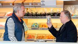 Cornelius Bellekom (Ronald Top, l) muss sich an seinem Marktstand den Fragen von Kommissar Frank Thiel (Axel Prahl, r) stellen.