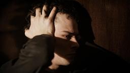 Damian (Thomas Prenn) wird von seinen Dämonen verfolgt.
