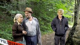 Das Bauernehepaar Marianne (Suza Juh·sz) und Paul Feichtnet (Walter Sachers) und ihr Sohn Erwin (Robert Stadlober) haben dereinst die Leiche der ermordeten Frau Klose im Wald gefunden und gehörten zur Schar der Verdächtigen.