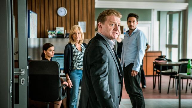 Bild: Radio Bremen/ ARD TATORT: Kommissarin vom Dienst Helen Reinders (Camilla Renschke), Hauptkommissarin Inga Lürsen (Sabine Postel), Kommissar vom Dienst Joost Brauer (Werner Wölbern), Hauptkommissar Stedefreund (Oliver Mommsen))
