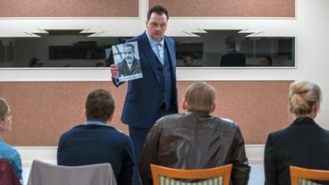 Das Foto zeigt Kommissar Richard Möller, das vierte Todesopfer. Um den Serienmörder zu ermitteln, soll Coach Christoph Scholz (Charly Hübner, m) Kommissare wie Nadeshda Krusenstern (Friederike Kempter), Sascha Ziesing (Friedrich Mücke), Marcus Rettenbach (Ben Becker), Martina Bönisch (Anna Schudt) zu einem schlagfräftigen Team formen.