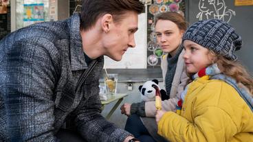 Bild: WDR/Thomas Kost Das heile Familienleben aufrecht zu erhalten ist schwer im Hause Pawlak. Den Samstag wollte Jan (Rick Okon, links) mit seiner Frau Ella (Anke Retzlaff) und Tochter Mia verbringen. Doch es kommt anders...