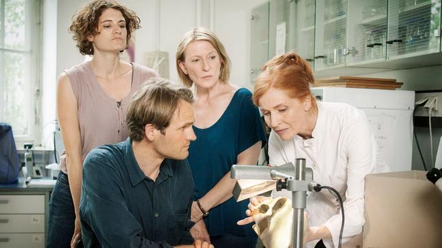 Bild: BR/Claussen+Putz Filmproduktion GmbH//Hagen Keller TATORT: Die Kriminalkommissare Wanda Goldwasser (Eli Wasserscheid), Felix Voss (Fabian Hinrichs) und Paula Ringelhahn (Dagmar Manzel) mit Prof. Magdalena Mittlich (Sibylle Canonica).