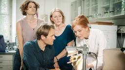 TATORT: Die Kriminalkommissare Wanda Goldwasser (Eli Wasserscheid), Felix Voss (Fabian Hinrichs) und Paula Ringelhahn (Dagmar Manzel) mit Prof. Magdalena Mittlich (Sibylle Canonica).