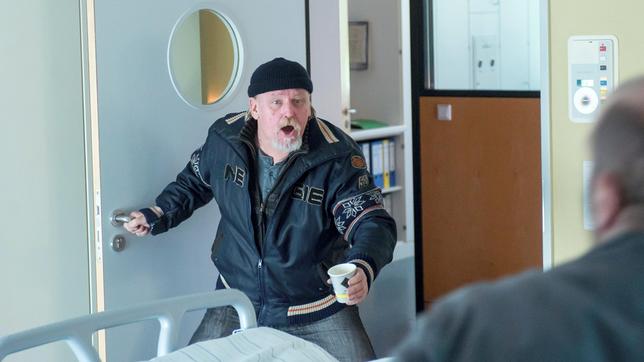 Der ehemals Obdachlose Hansi steht überrascht und empört im Krankenhauszimmer und sieht jemanden an: Hansi (Arved Birnbaum)