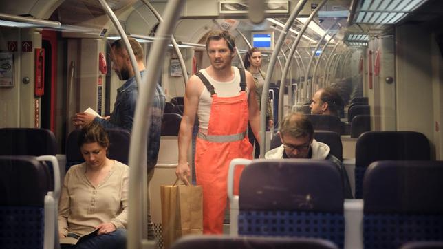 Bild: SWR/Benoît Linder Der Erpresser hat Sebastian Bootz (Felix Klare) in eine S-Bahn gelenkt, aus deren Fenster er zu einem bestimmten Zeitpunkt die Geldpakete werfen soll.