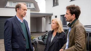 Bild: Radio Bremen/Christine Schröder Sabine Postel und Oliver Mommsen in ihren Rollen als Hauptkommissare Inga Lürsen und Stedefreund. (v.l.: Carsten Kühne (Peter Heinrich Brix), Hauptkommissarin Inga Lürsen (Sabine Postel), Hauptkommissar Stedefreund (Oliver Mommsen))