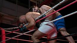 Der Kämpfer Abuzar Zaurayev-Schmidt (Surho Sugaipov, hinten) ringt mit seinem Gegner bei einem illegalen Kampf.