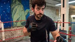 Der Kampfsport-Trainer Abuzar Zaurayev-Schmidt (Surho Sugaipov) bei der Arbeit im Boxring.