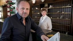 Der Multimillionär Oleg Kombarow (Samuel Finzi) hat geschäftlich in Dortmund zu tun. Im Hintergrund die Hotel-Rezeptionistin Stefanie Kogler (Viktoria Mayer).