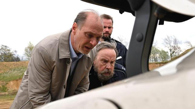 Bild: MDR/MadeFor/Hardy Spitz Der Wagen von Fischer wurde nach einem annonymen Hinweis gefunden- Kommissariatsleiter Schnabel (Martin Brambach) öffnet mit Bergbauretter Timo Lose (Albrecht Goette) den Kofferraum.