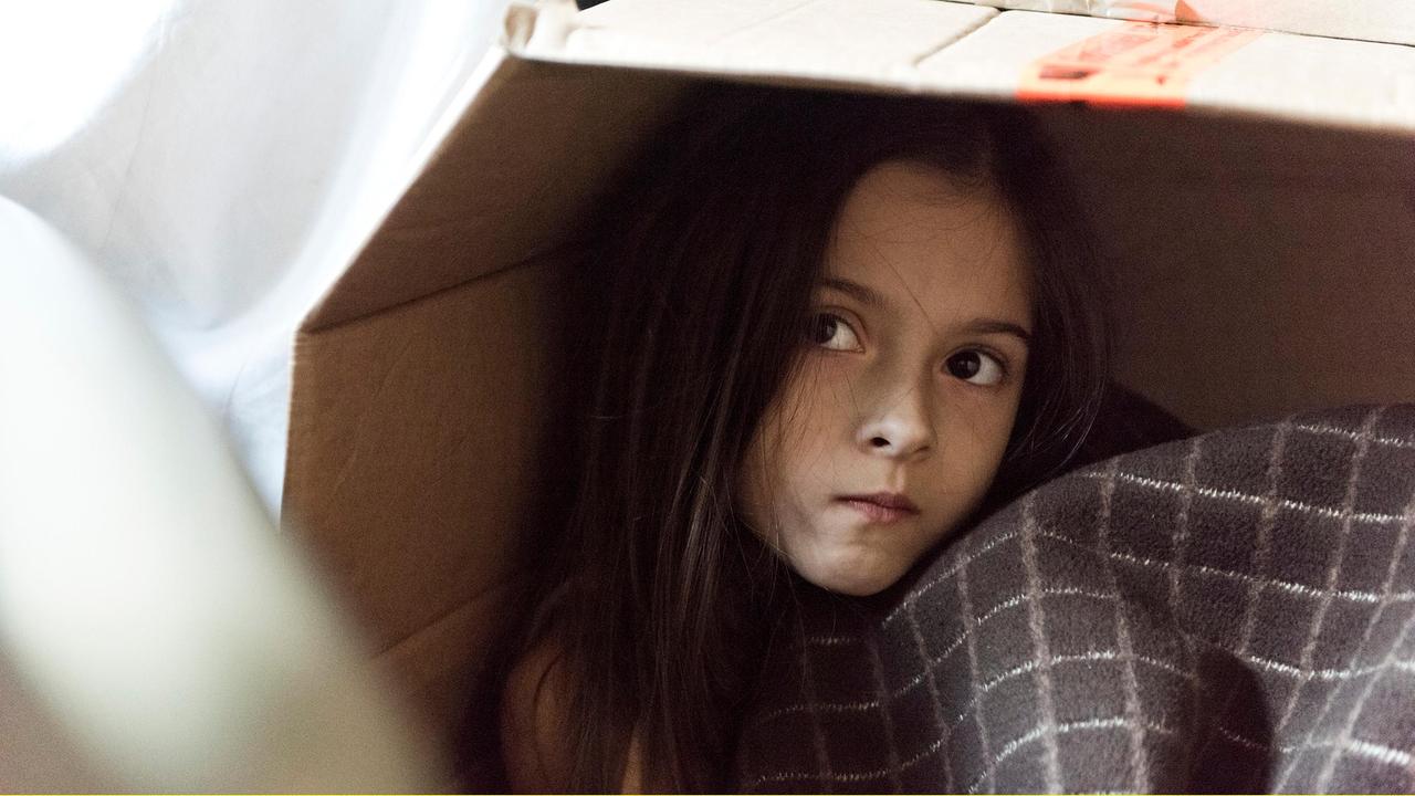 Die achtjährige Anna (Julie-Helena) hat sich versteckt, als in der Nacht ihre Mutter und ihr Bruder getötet wurden.
