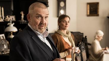 Bild: WDR/Bavaria Fiction GmbH/Martin Valentin Menke Die Befragung von Martina Baumann (Daniela Wutte) durch Freddy Schenk (Dietmar Bär) geht weiter.