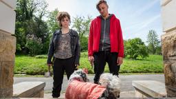 Die beiden Entführer Freya (Sarah Viktoria Frick) und Zecke (Christopher Vantis) betrachten ihr erstes Opfer - Hund Ginger.