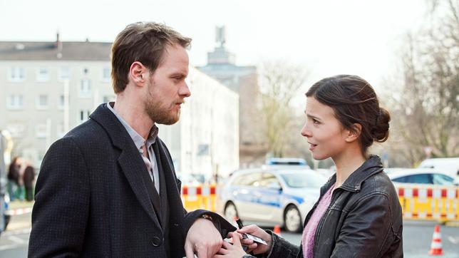Bild: WDR/Thomas Kost Die beiden Polizeioberkommissare Nora Dalay (Aylin Tezel) und Daniel Kossik (Stefan Konarske) am Tatort. Mitten in der Dortmunder City hat es eine Schießerei gegeben.