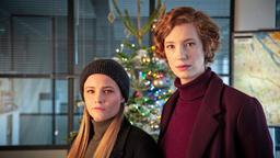 Die Bremer Ermittlerinnen Liv Moormann (Jasna Fritzi Bauer) und Linda Selb (Luise Wolfram) (vln) haben Feiertagsdienst – mit wenig Aufmerksamkeit für das Weihnachtsfest –, als sie zu einem Tatort gerufen werden.