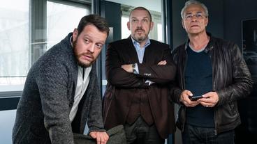 Bild: WDR/Thomas Kost Die Ermittler: Max Ballauf (Klaus J. Behrendt, r), Freddy Schenk (Dietmar Bär, m) und ihr Assistent Norbert Jütte (Roland Riebeling, l) im Polizeipräsidium.