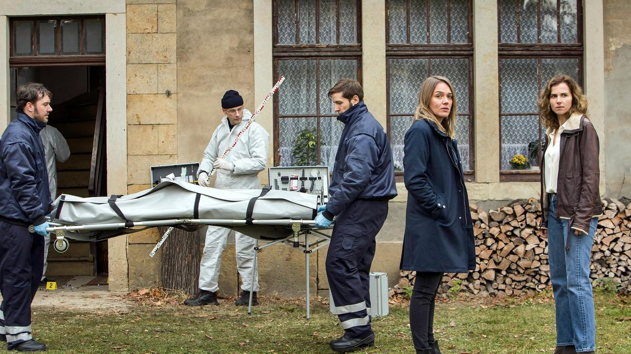 Die Ermittlerinnen Henni Sieland (Alwara Höfels) und Karin Gorniak (Karin Hanczewski) am Tatort.