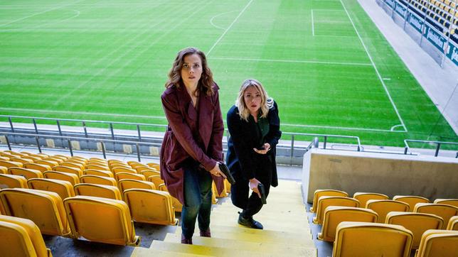 Bild: MDR/Gordon Muehle Die Ermittlerinnen Karin Gorniak (li, Karin Hanczewski) und Heni Sieland (re, Alwara Höfels) im Fußballstadion.