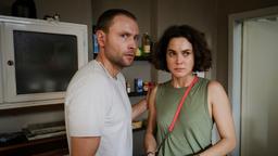 Die Geiselnahme verläuft nicht wie geplant - Louis (Max Riemelt) und Anna Bürger (Katia Fellin) beratschlagen sich.