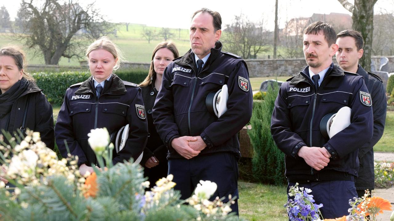 Die Kollegen des erschossenen Polizisten bei seiner Beerdigung: Britta Fies (Maria Dragus), Ludger Trump (Thomas Loibl) und Nicolay (Till Wonka).