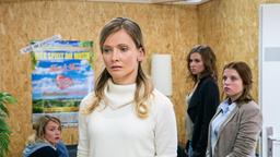 TATORT DRESDEN: Die Komissarinnen Henni Sieland und Karin Gorniak mit der Kommissarsanwärterin Maria Mohr bei Schlagersängerin Tina Derlinger: v.l. Henni Sieland (Alwara Höfels), Tina Derlinger (Alexandra Finder), Karin Gorniak (Karin Hanczewski), Maria Mohr (Jella Haase)