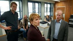 Die Kommissare Felix Voss (Fabian Hinrichs), Sebastian Fleischer (Andreas Leopold Schadt), Wanda Goldwasser (Eli Wasserscheid), Paula Ringelhahn (Dagmar Manzel) und Dr. Kaiser (Stefan Merki, v.l.) beraten sich im Büro.