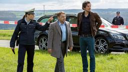 Die Kommissare Lannert (Richy Muller) und Bootz (Felix Klare) erreichen den Tatort und informieren sich bei einer Polizistin (Julischka Eichel).
