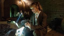 Die Kommissarinnen finden in einem Bunker wichtige Hinweise: Carol Schuler als Kommissarin Tess Ott und Anna Pieri Zuercher als Kommissarin Isabelle Grandjean.